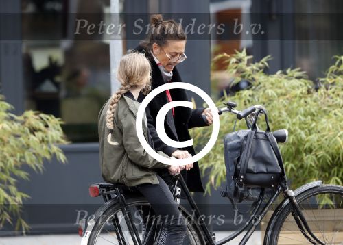 Amsterdam 27 september 2017     
Suzanne Klemann met dochter in amsterdam zuid