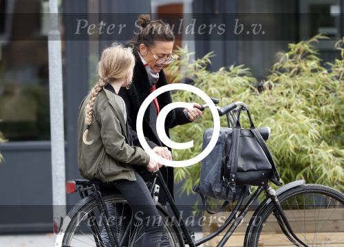 Amsterdam 27 september 2017     
Suzanne Klemann met dochter in amsterdam zuid