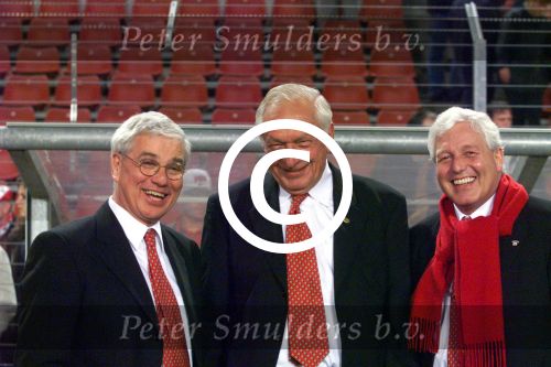 13-03-99
De drie dokters van de medische staf van PSV
Tjaarda Weber, Carel v d Brekel en Cees Rein v d Hoogenband

PETER SMULDERS BV