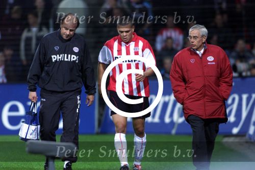 Eindhoven 14 oktober 2000

PSV-NEC 0-0
Wilfred Bouma geblesseerd. links Mart v d Heuvel rechts Tjarda Weber

Peter Smulders bv