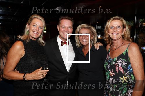 Utrecht 23 september 2018
Premiere Mamma Mia in beatrixtheater. Hoofdrollen zijn er voor Antje Monteiro Jolijn Henneman Sophia Wezer Hilke Bierman Dieter Troubleyn Emiel de Jong en Soy Kroon. Albert Verlinde met zijn zussen