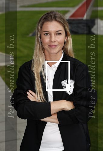 Amsterdam 11 september 2018
Het volledige team van hardlopers voor Only Friends bestaat uit tien personen: zanger Robert Leroy, chef-kok Ramon Beuk, ex-voetbalster Anouk Hoogendijk, eSporter Koen Weijland, Carlos Platier (judoka en winnaar Expeditie Robinson 2017), JoÃ«lle Witschge (deelneemster Expeditie Robinson), huisarts/schrijver/vlogger Rutger Verhoeff, social media influencer Jamie de Boer, Maup van den Berg en Stefan Valk. Ze gaan de marathon van New York lopen.
