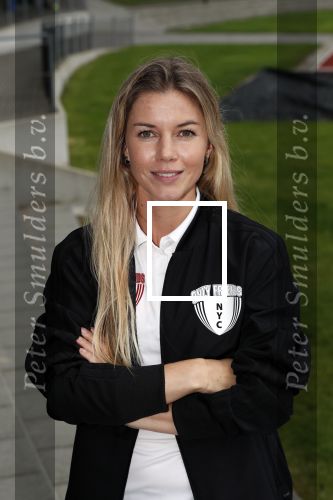 Amsterdam 11 september 2018
Het volledige team van hardlopers voor Only Friends bestaat uit tien personen: zanger Robert Leroy, chef-kok Ramon Beuk, ex-voetbalster Anouk Hoogendijk, eSporter Koen Weijland, Carlos Platier (judoka en winnaar Expeditie Robinson 2017), JoÃ«lle Witschge (deelneemster Expeditie Robinson), huisarts/schrijver/vlogger Rutger Verhoeff, social media influencer Jamie de Boer, Maup van den Berg en Stefan Valk. Ze gaan de marathon van New York lopen.