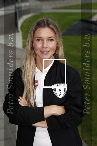 Amsterdam 11 september 2018
Het volledige team van hardlopers voor Only Friends bestaat uit tien personen: zanger Robert Leroy, chef-kok Ramon Beuk, ex-voetbalster Anouk Hoogendijk, eSporter Koen Weijland, Carlos Platier (judoka en winnaar Expeditie Robinson 2017), JoÃ«lle Witschge (deelneemster Expeditie Robinson), huisarts/schrijver/vlogger Rutger Verhoeff, social media influencer Jamie de Boer, Maup van den Berg en Stefan Valk. Ze gaan de marathon van New York lopen.