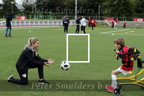 Amsterdam 11 september 2018
Het volledige team van hardlopers voor Only Friends bestaat uit tien personen: zanger Robert Leroy, chef-kok Ramon Beuk, ex-voetbalster Anouk Hoogendijk, eSporter Koen Weijland, Carlos Platier (judoka en winnaar Expeditie Robinson 2017), JoÃ«lle Witschge (deelneemster Expeditie Robinson), huisarts/schrijver/vlogger Rutger Verhoeff, social media influencer Jamie de Boer, Maup van den Berg en Stefan Valk. Ze gaan de marathon van New York lopen.