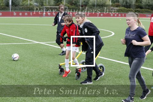 Amsterdam 11 september 2018
Het volledige team van hardlopers voor Only Friends bestaat uit tien personen: zanger Robert Leroy, chef-kok Ramon Beuk, ex-voetbalster Anouk Hoogendijk, eSporter Koen Weijland, Carlos Platier (judoka en winnaar Expeditie Robinson 2017), JoÃ«lle Witschge (deelneemster Expeditie Robinson), huisarts/schrijver/vlogger Rutger Verhoeff, social media influencer Jamie de Boer, Maup van den Berg en Stefan Valk. Ze gaan de marathon van New York lopen.