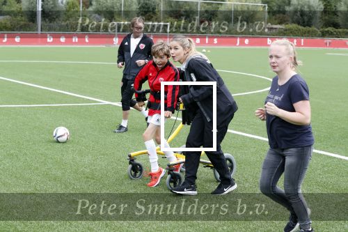 Amsterdam 11 september 2018
Het volledige team van hardlopers voor Only Friends bestaat uit tien personen: zanger Robert Leroy, chef-kok Ramon Beuk, ex-voetbalster Anouk Hoogendijk, eSporter Koen Weijland, Carlos Platier (judoka en winnaar Expeditie Robinson 2017), JoÃ«lle Witschge (deelneemster Expeditie Robinson), huisarts/schrijver/vlogger Rutger Verhoeff, social media influencer Jamie de Boer, Maup van den Berg en Stefan Valk. Ze gaan de marathon van New York lopen.