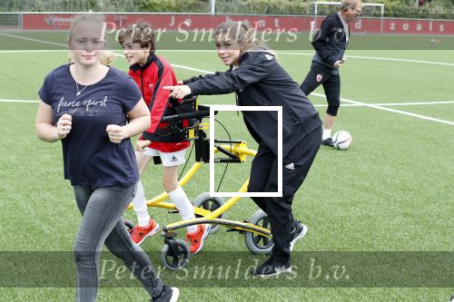 Amsterdam 11 september 2018
Het volledige team van hardlopers voor Only Friends bestaat uit tien personen: zanger Robert Leroy, chef-kok Ramon Beuk, ex-voetbalster Anouk Hoogendijk, eSporter Koen Weijland, Carlos Platier (judoka en winnaar Expeditie Robinson 2017), JoÃ«lle Witschge (deelneemster Expeditie Robinson), huisarts/schrijver/vlogger Rutger Verhoeff, social media influencer Jamie de Boer, Maup van den Berg en Stefan Valk. Ze gaan de marathon van New York lopen.