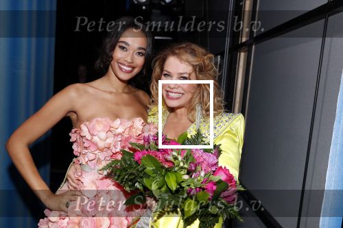 Utrecht 23 september 2018
Premiere Mamma Mia in beatrixtheater. Hoofdrollen zijn er voor Antje Monteiro Jolijn Henneman Sophia Wezer Hilke Bierman Dieter Troubleyn Emiel de Jong en Soy Kroon. Antje met Romy