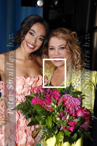 Utrecht 23 september 2018
Premiere Mamma Mia in beatrixtheater. Hoofdrollen zijn er voor Antje Monteiro Jolijn Henneman Sophia Wezer Hilke Bierman Dieter Troubleyn Emiel de Jong en Soy Kroon. Antje met Romy