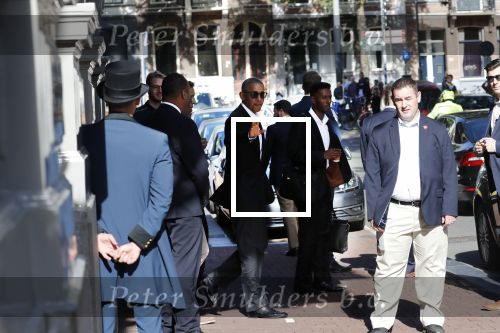 Amsterdam 29 september 2018
Barrack Obama verlaat het amstel hotel . Hij had ongeveer 10 man beveiliging bij zich.