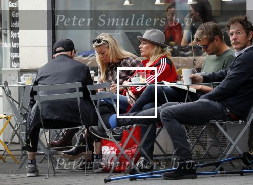 Amsterdam 15 september 2018
Bridget Maasland op terras met haar ouders. Bridget knoeit met hete thee.