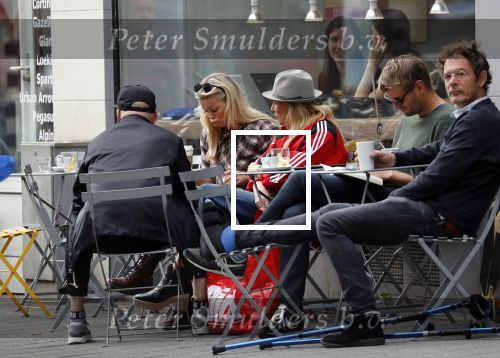 Amsterdam 15 september 2018
Bridget Maasland op terras met haar ouders. Bridget knoeit met hete thee.