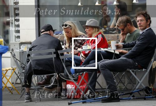 Amsterdam 15 september 2018
Bridget Maasland op terras met haar ouders. Bridget knoeit met hete thee.
