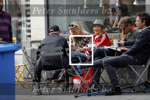 Amsterdam 15 september 2018
Bridget Maasland op terras met haar ouders. Bridget knoeit met hete thee.