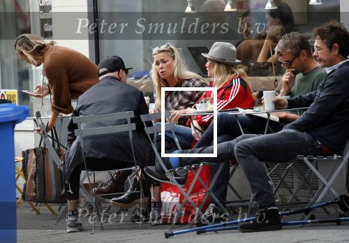 Amsterdam 15 september 2018
Bridget Maasland op terras met haar ouders. Bridget knoeit met hete thee.