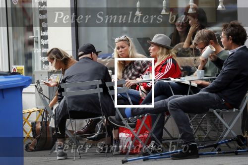 Amsterdam 15 september 2018
Bridget Maasland op terras met haar ouders. Bridget knoeit met hete thee.