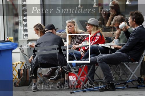 Amsterdam 15 september 2018
Bridget Maasland op terras met haar ouders. Bridget knoeit met hete thee.
