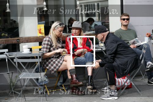 Amsterdam 15 september 2018
Bridget Maasland op terras met haar ouders. Bridget knoeit met hete thee.