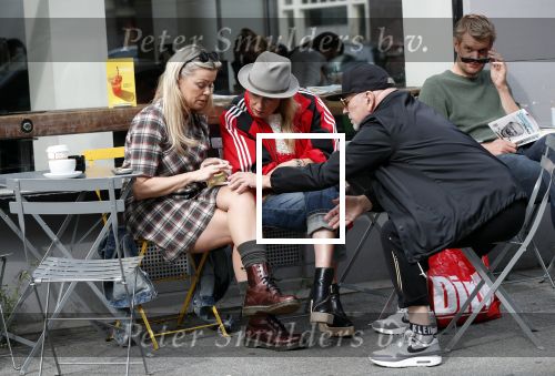 Amsterdam 15 september 2018
Bridget Maasland op terras met haar ouders. Bridget knoeit met hete thee.