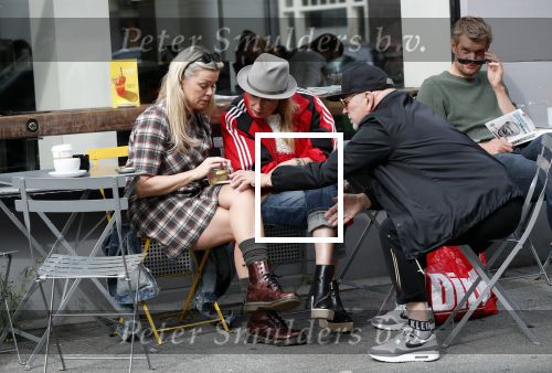 Amsterdam 15 september 2018
Bridget Maasland op terras met haar ouders. Bridget knoeit met hete thee.