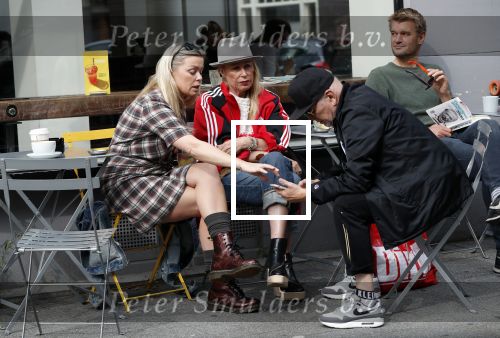 Amsterdam 15 september 2018
Bridget Maasland op terras met haar ouders. Bridget knoeit met hete thee.