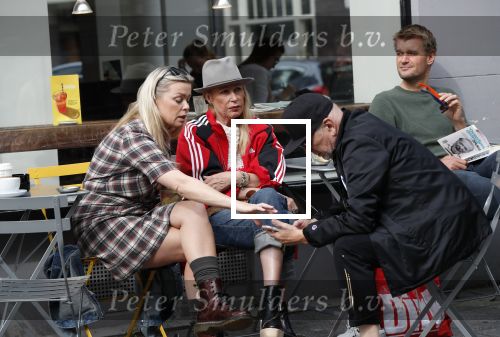 Amsterdam 15 september 2018
Bridget Maasland op terras met haar ouders. Bridget knoeit met hete thee.