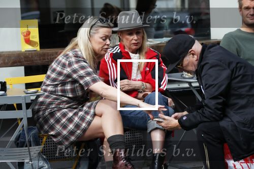 Amsterdam 15 september 2018
Bridget Maasland op terras met haar ouders. Bridget knoeit met hete thee.