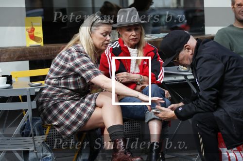 Amsterdam 15 september 2018
Bridget Maasland op terras met haar ouders. Bridget knoeit met hete thee.