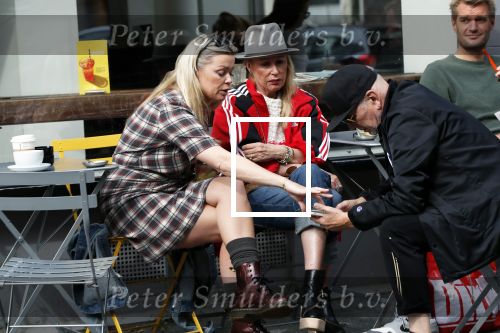 Amsterdam 15 september 2018
Bridget Maasland op terras met haar ouders. Bridget knoeit met hete thee.