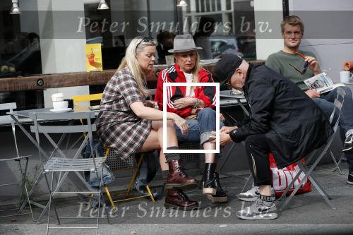 Amsterdam 15 september 2018
Bridget Maasland op terras met haar ouders. Bridget knoeit met hete thee.