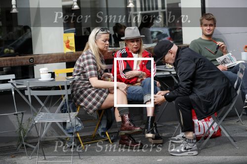 Amsterdam 15 september 2018
Bridget Maasland op terras met haar ouders. Bridget knoeit met hete thee.