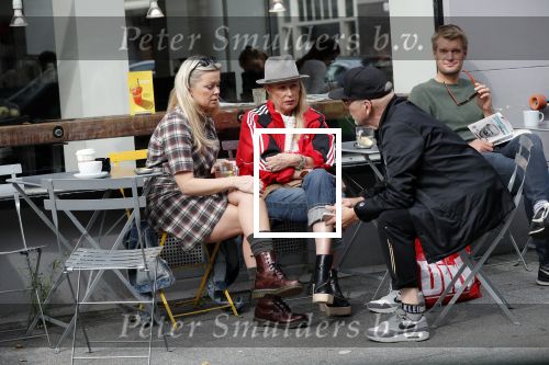 Amsterdam 15 september 2018
Bridget Maasland op terras met haar ouders. Bridget knoeit met hete thee.