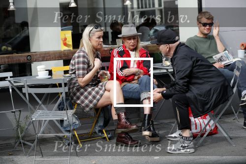 Amsterdam 15 september 2018
Bridget Maasland op terras met haar ouders. Bridget knoeit met hete thee.