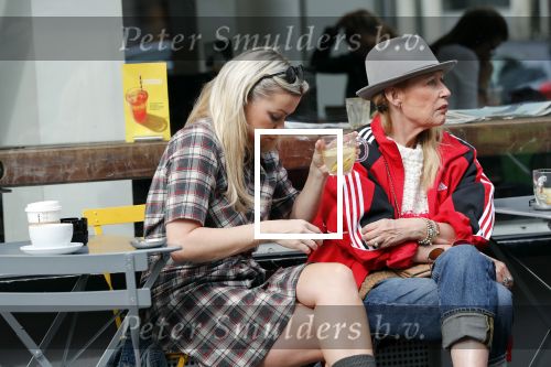 Amsterdam 15 september 2018
Bridget Maasland op terras met haar ouders. Bridget knoeit met hete thee.