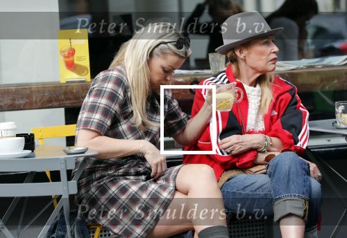 Amsterdam 15 september 2018
Bridget Maasland op terras met haar ouders. Bridget knoeit met hete thee.
