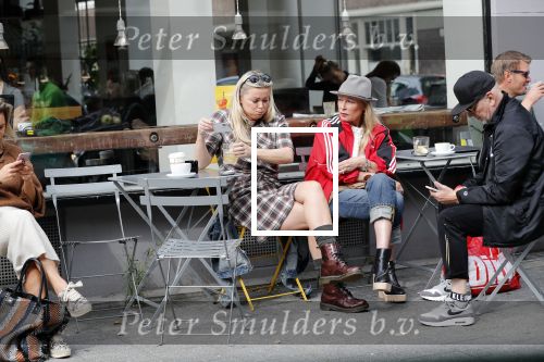 Amsterdam 15 september 2018
Bridget Maasland op terras met haar ouders. Bridget knoeit met hete thee.