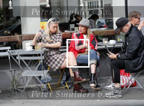 Amsterdam 15 september 2018
Bridget Maasland op terras met haar ouders. Bridget knoeit met hete thee.