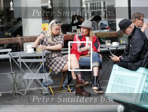 Amsterdam 15 september 2018
Bridget Maasland op terras met haar ouders. Bridget knoeit met hete thee.