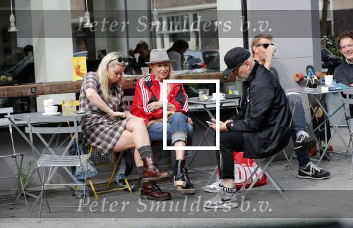 Amsterdam 15 september 2018
Bridget Maasland op terras met haar ouders. Bridget knoeit met hete thee.