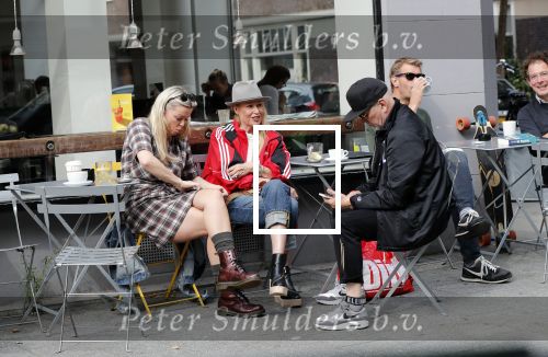 Amsterdam 15 september 2018
Bridget Maasland op terras met haar ouders. Bridget knoeit met hete thee.