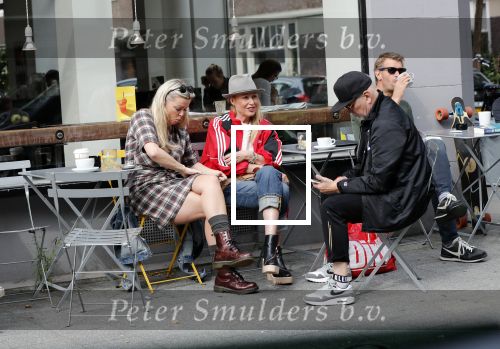 Amsterdam 15 september 2018
Bridget Maasland op terras met haar ouders. Bridget knoeit met hete thee.