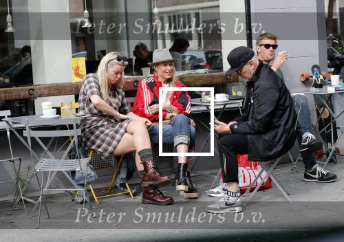 Amsterdam 15 september 2018
Bridget Maasland op terras met haar ouders. Bridget knoeit met hete thee.