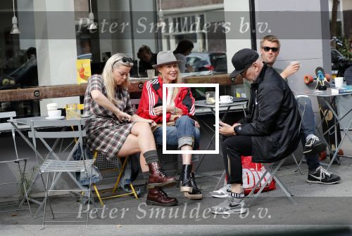 Amsterdam 15 september 2018
Bridget Maasland op terras met haar ouders. Bridget knoeit met hete thee.