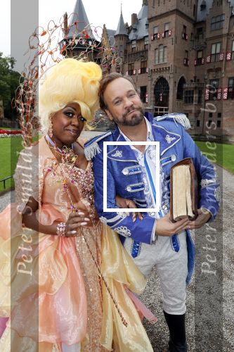 Haarzuilens 12 september 2018
Presentatie cast RTL Kerstshow op kasteel de haar. De cast bestaat uit Carlo Boszhard Buddy Vedder Esmee v Kampen Berget Lewis Pip Pellens Fred v Leer Ger Otte Celinde Schoenmaker en de kerstman.