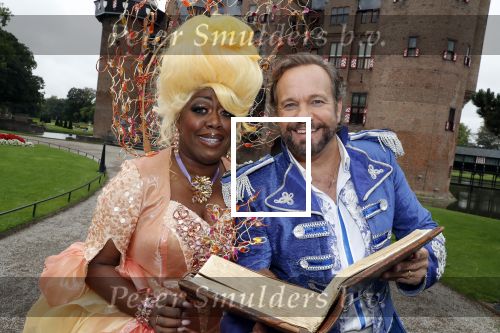 Haarzuilens 12 september 2018
Presentatie cast RTL Kerstshow op kasteel de haar. De cast bestaat uit Carlo Boszhard Buddy Vedder Esmee v Kampen Berget Lewis Pip Pellens Fred v Leer Ger Otte Celinde Schoenmaker en de kerstman.