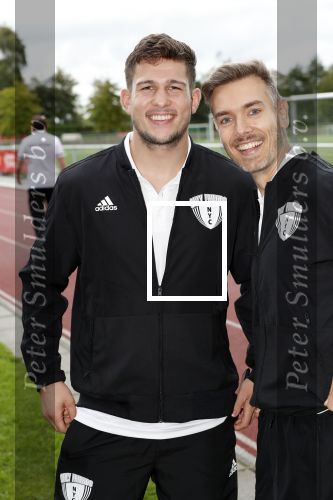 Amsterdam 11 september 2018
Het volledige team van hardlopers voor Only Friends bestaat uit tien personen: zanger Robert Leroy, chef-kok Ramon Beuk, ex-voetbalster Anouk Hoogendijk, eSporter Koen Weijland, Carlos Platier (judoka en winnaar Expeditie Robinson 2017), JoÃ«lle Witschge (deelneemster Expeditie Robinson), huisarts/schrijver/vlogger Rutger Verhoeff, social media influencer Jamie de Boer, Maup van den Berg en Stefan Valk. Ze gaan de marathon van New York lopen.