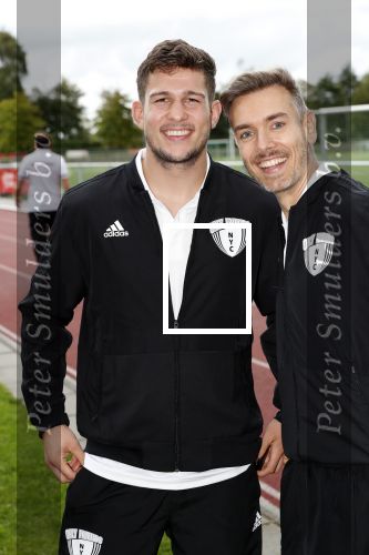 Amsterdam 11 september 2018
Het volledige team van hardlopers voor Only Friends bestaat uit tien personen: zanger Robert Leroy, chef-kok Ramon Beuk, ex-voetbalster Anouk Hoogendijk, eSporter Koen Weijland, Carlos Platier (judoka en winnaar Expeditie Robinson 2017), JoÃ«lle Witschge (deelneemster Expeditie Robinson), huisarts/schrijver/vlogger Rutger Verhoeff, social media influencer Jamie de Boer, Maup van den Berg en Stefan Valk. Ze gaan de marathon van New York lopen.