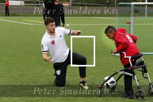 Amsterdam 11 september 2018
Het volledige team van hardlopers voor Only Friends bestaat uit tien personen: zanger Robert Leroy, chef-kok Ramon Beuk, ex-voetbalster Anouk Hoogendijk, eSporter Koen Weijland, Carlos Platier (judoka en winnaar Expeditie Robinson 2017), JoÃ«lle Witschge (deelneemster Expeditie Robinson), huisarts/schrijver/vlogger Rutger Verhoeff, social media influencer Jamie de Boer, Maup van den Berg en Stefan Valk. Ze gaan de marathon van New York lopen.
