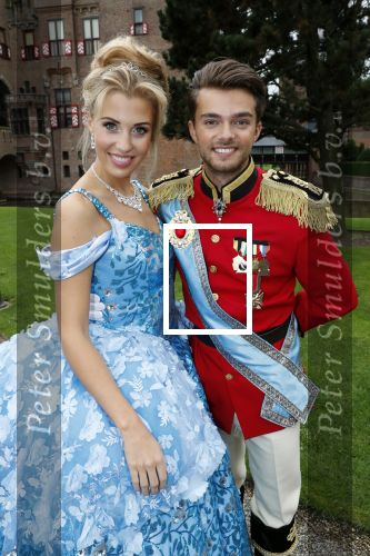 Haarzuilens 12 september 2018
Presentatie cast RTL Kerstshow op kasteel de haar. De cast bestaat uit Carlo Boszhard Buddy Vedder Esmee v Kampen Berget Lewis Pip Pellens Fred v Leer Ger Otte Celinde Schoenmaker en de kerstman.